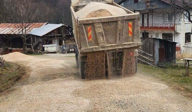 Yol bakım çalışmaları sürüyor
