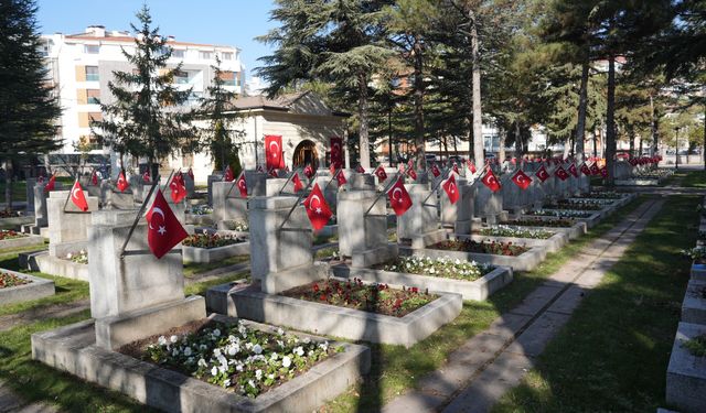 Büyükşehir'den Şehitliklere özenli dokunuş