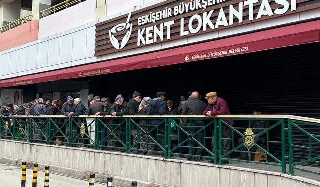 Eskişehir'de ucuz yemek için uzun kuyruklar oluştu