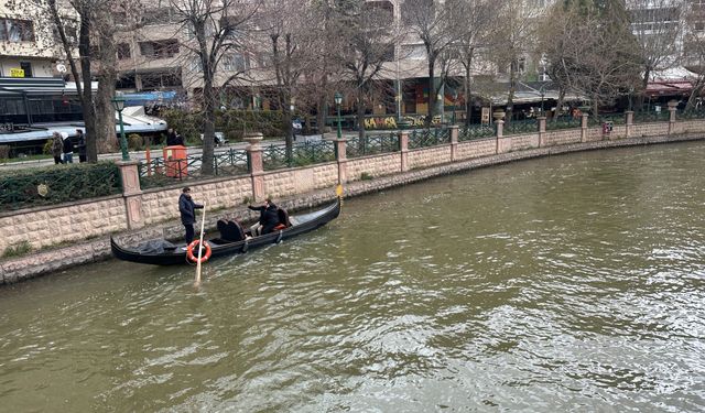 Yağmurlu havada gondol keyfi!
