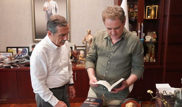 Başkan Ahmet Ataç’a imzalı kitap!