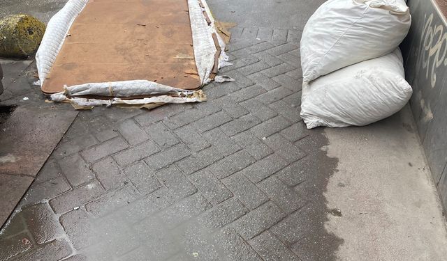 Kaldırıma atılan atıklar tepki topladı!