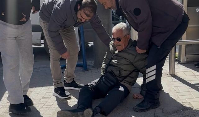 Tramvay durağında kavga! Yaşlı adamı darp etti