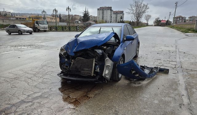 Dur' levhasına uymayan otomobil, çöp kamyonuna çarptı!