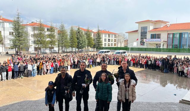 İlkokul öğrencilerinden polis ekiplerine sürpriz