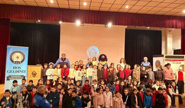 Polis haftasında yüzlerce öğrenci emniyet birimlerini gezdi