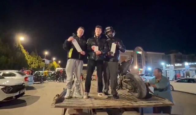 Motosikleti bağlanan sürücü  ceza tutanağı ile poz verdi