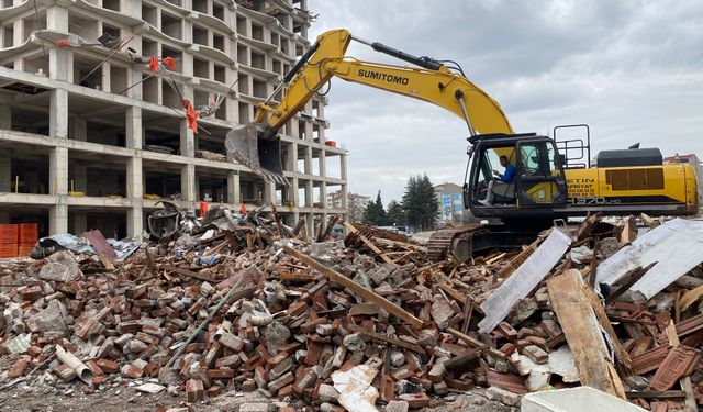 Kendiliğinden yıkılmıştı... Yanındaki bina için kritik karar alındı!