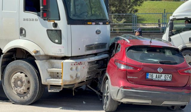 Kamyonun sürüklediği araçta can pazarı