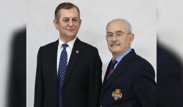 Yılmaz Büyükerşen'den Özgür Özel'e jest