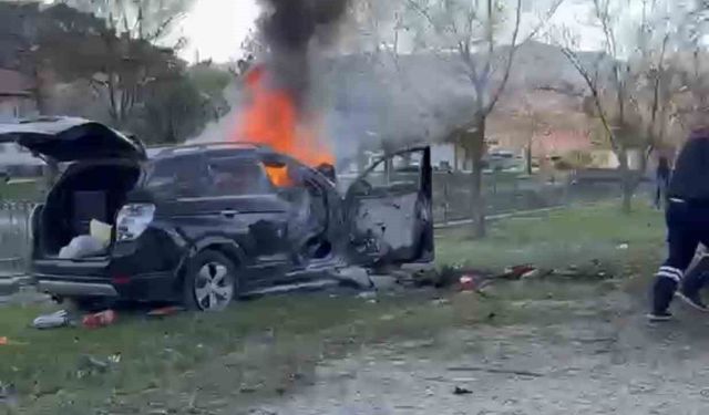 Ağaca çarpan cip yandı: 1 ölü, 2 yaralı