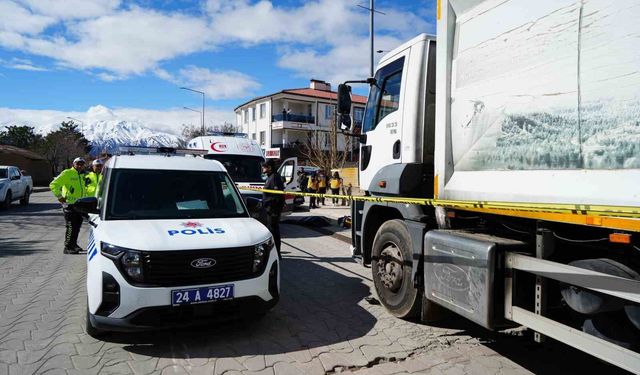 Çöp kamyonunun çarptığı yaşlı kadın hayatını kaybetti