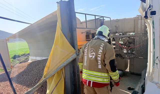 Devrilen hafriyat kamyonunun sürücüsü yaralandı