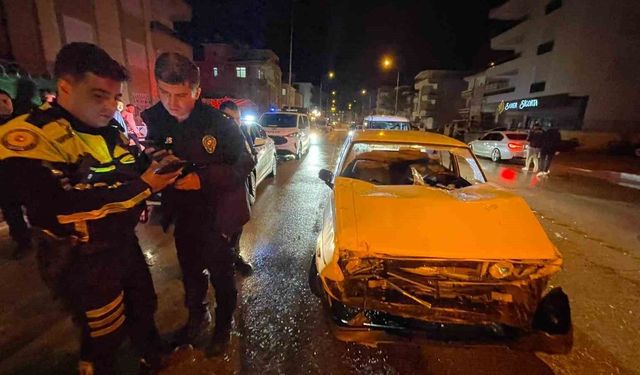 Işıklarda bekleyen araca otomobil arkadan çarptı: 1 yaralı