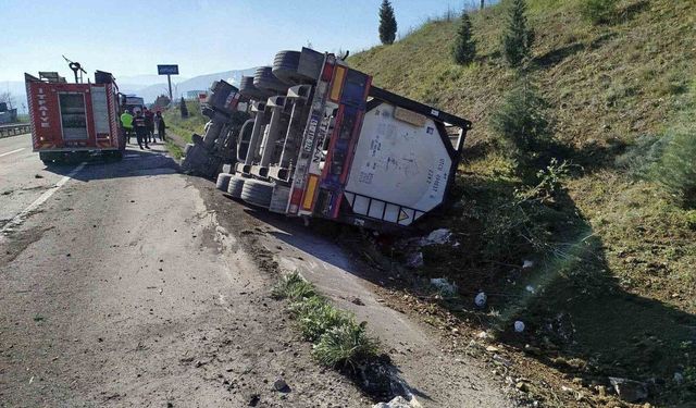 Kontrolden çıkan tır devrildi; sürücüsü yaralandı