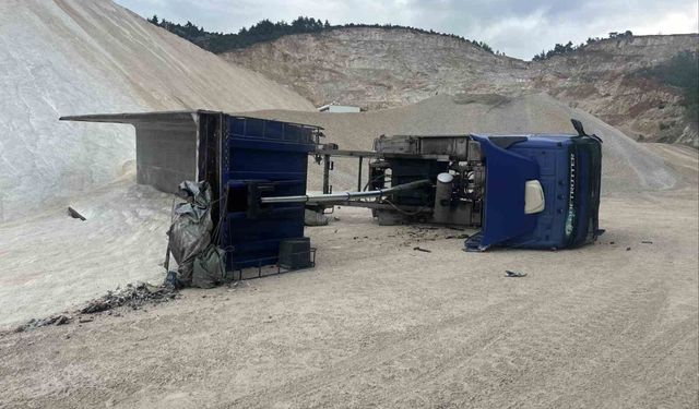 Kum boşaltırken devrilen kamyonda iş kazası: 1 yaralı