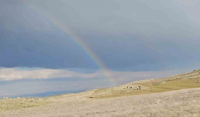 Yağmursuz havada ortaya çıkan gökkuşağı hayran bıraktı