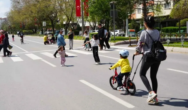 Çocuklar arabasız pazar gününün keyfini çıkardı