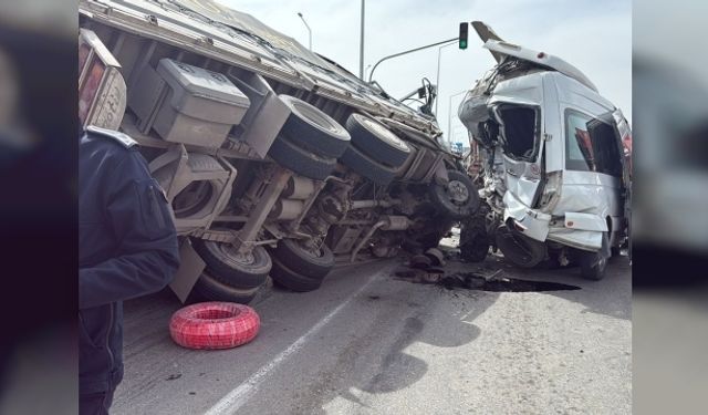 Freni boşalan kamyon 35 aracı ezdi: 7 ölü