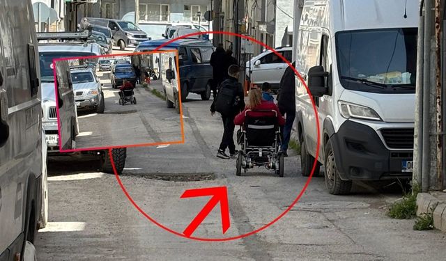 Yoldaki çukur engelli vatandaşları zorluyor!