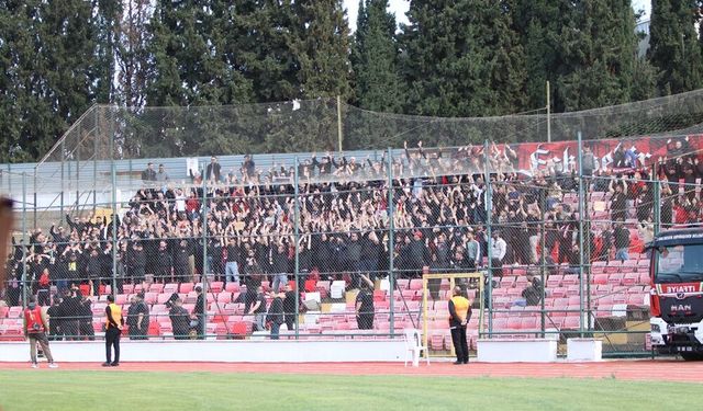 Taraftar 90 dakika boyunca desek verdi