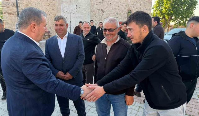 Memleketinde vatandaşlarla bayramlaştı