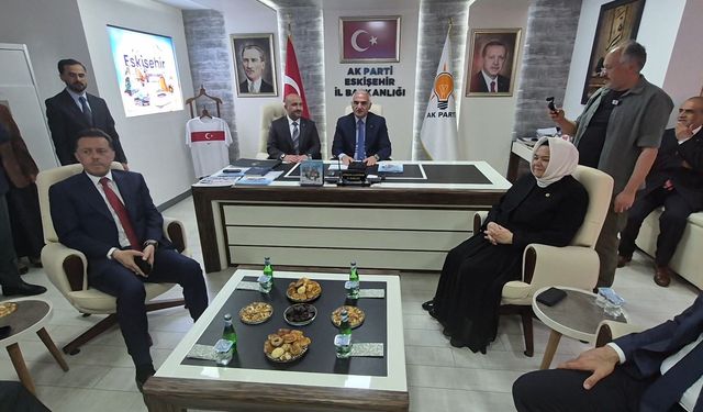 Bakan Ersoy'dan AK Parti Eskişehir İl Başkanlığı'na ziyaret