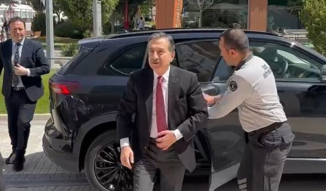 Tepebaşı Belediye Başkanı Ahmet Ataç belediye binasına geldi...