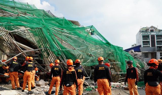 Filipinler'de çöken binada can kaybı!