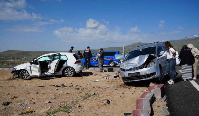 Hafif ticari araç ile otomobil çarpıştı: 7 yaralı