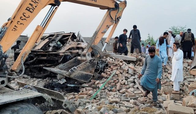 Pakistan'da karakola bombalı saldırı: 12 ölü, 2 yaralı
