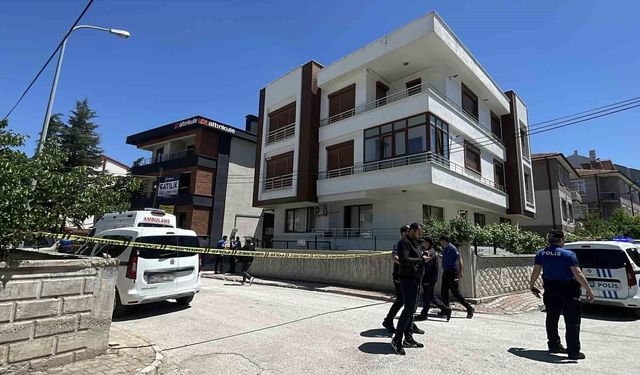 Tartıştığı anne ve babasını bıçaklayarak öldürdü