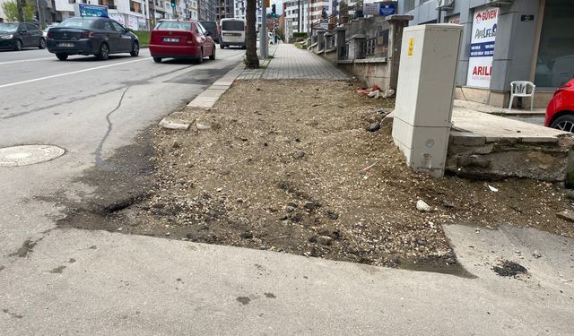 Kaldırım onarım bekliyor!