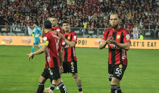 Kilidi açmak istiyor!