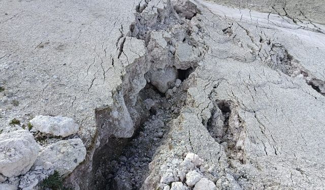 Eskişehir’de maden sahasındaki yarıklar tedirgin etti