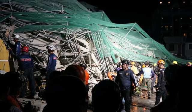 7.8 Büyüklüğünde deprem oldu! 15 Kişi hayatını kaybetti...
