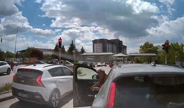 Yeşil ışıkta trafiği kilitledi
