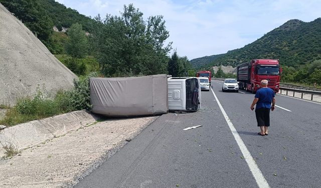 Kamyonet devrildi! Sürücü yaralandı