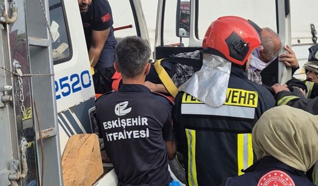 Korkutan kaza! Kamyon sürücüsü kabine sıkıştı