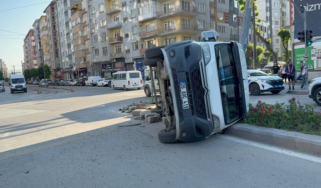 Eskişehir'de iki işçi servisi çarpıştı!