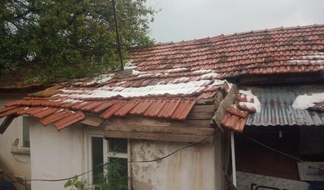 Sağanak yağış müstakil evin çatısına zarar verdi!