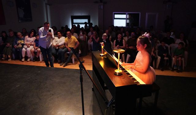 Minik piyanistler yıl sonu konserinde sahne aldı