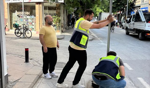 Trafik levhaları yenileniyor...