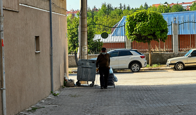 Geçim sıkıntısı derinleşiyor: Vatandaşın umudu çöp konteyneri