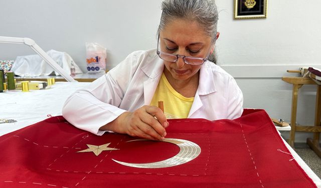 Türk bayrağı geleneksel sim sarma ve pesent teknikleriyle işleniyor