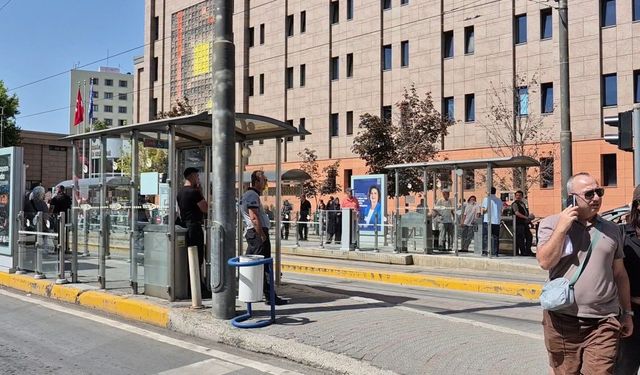 Eskişehir’de tramvay durağında bıçaklı kavga