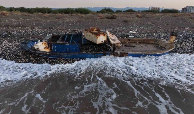 Caretta cerattaların yuvalama alanındaki kıyıya batık tekne vurdu