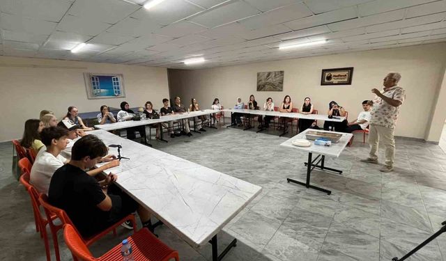 Dünya gençleri Bursa'da içli köfte yapmayı öğrendi