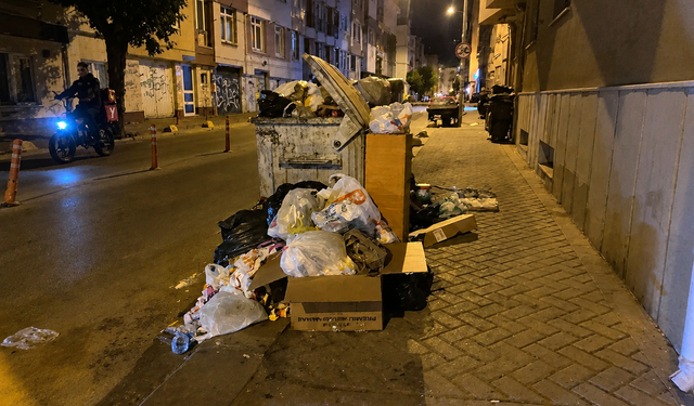 Konteyner taştı, kaldırım çöple doldu