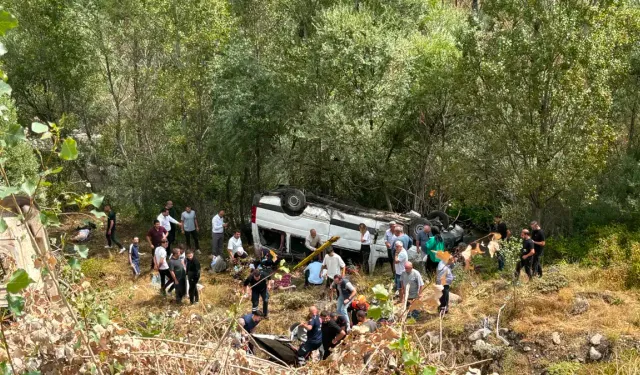 Minibüs şarampole uçtu, 4'ü ağır 10 kişiyi yaralandı
